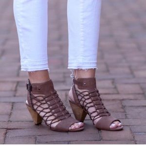 💐BOGO 1/2 Off Vince Camuto Evel Gladiator Sandals